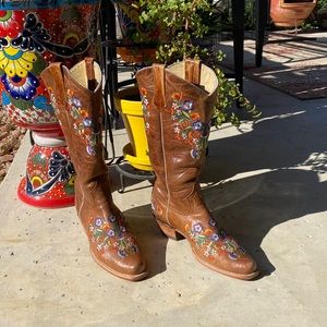 Beautiful leather boots with colorful stitching hand made in Mexico!